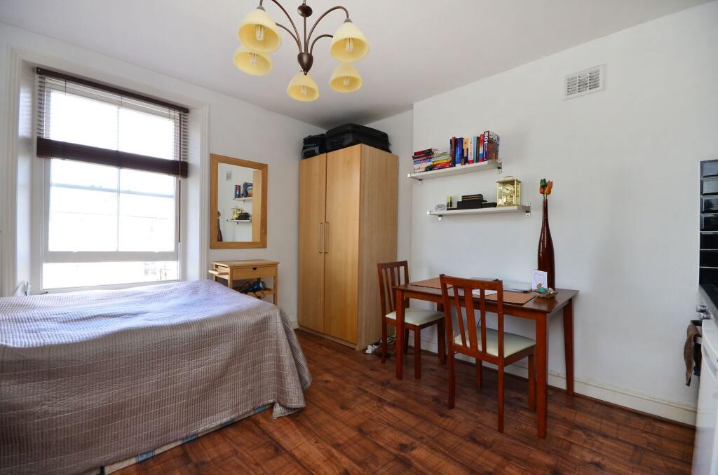 4 bed Studio for rent in Kensington. From Foxtons - Earls Court