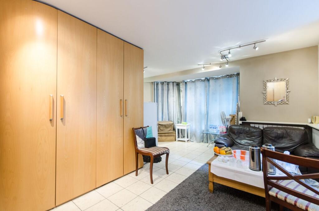4 bed Studio for rent in Kensington. From Foxtons - Earls Court