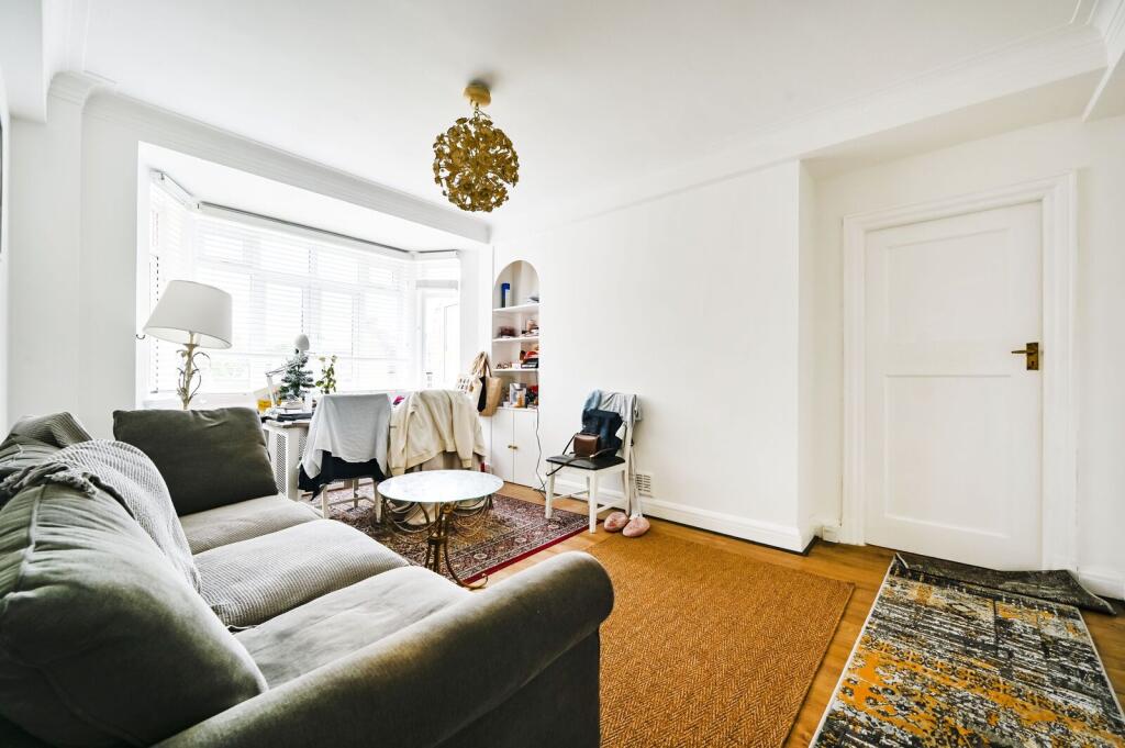 2 bed 1st Floor Flat for rent in Kensington. From Foxtons - Earls Court