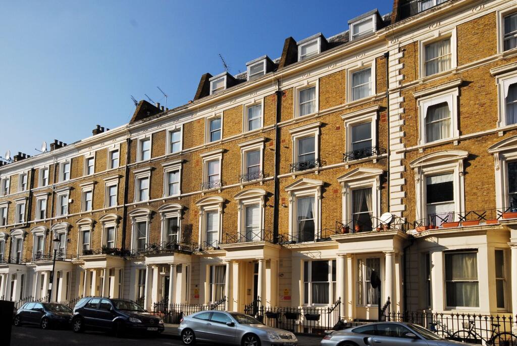 4 bed 1st Floor Flat for rent in Kensington. From Foxtons - Earls Court