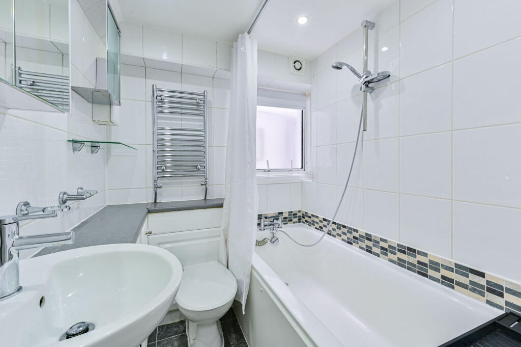1 bed 1st Floor Flat for rent in Kensington. From Foxtons - Earls Court 1 bed 1st Floor Flat for rent in Kensington. From Foxtons - Earls Court