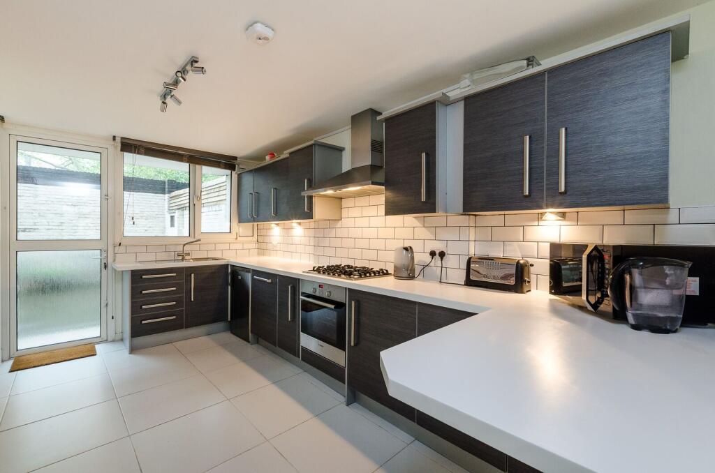3 bed Annexe for rent in Chelsea. From Foxtons - Earls Court