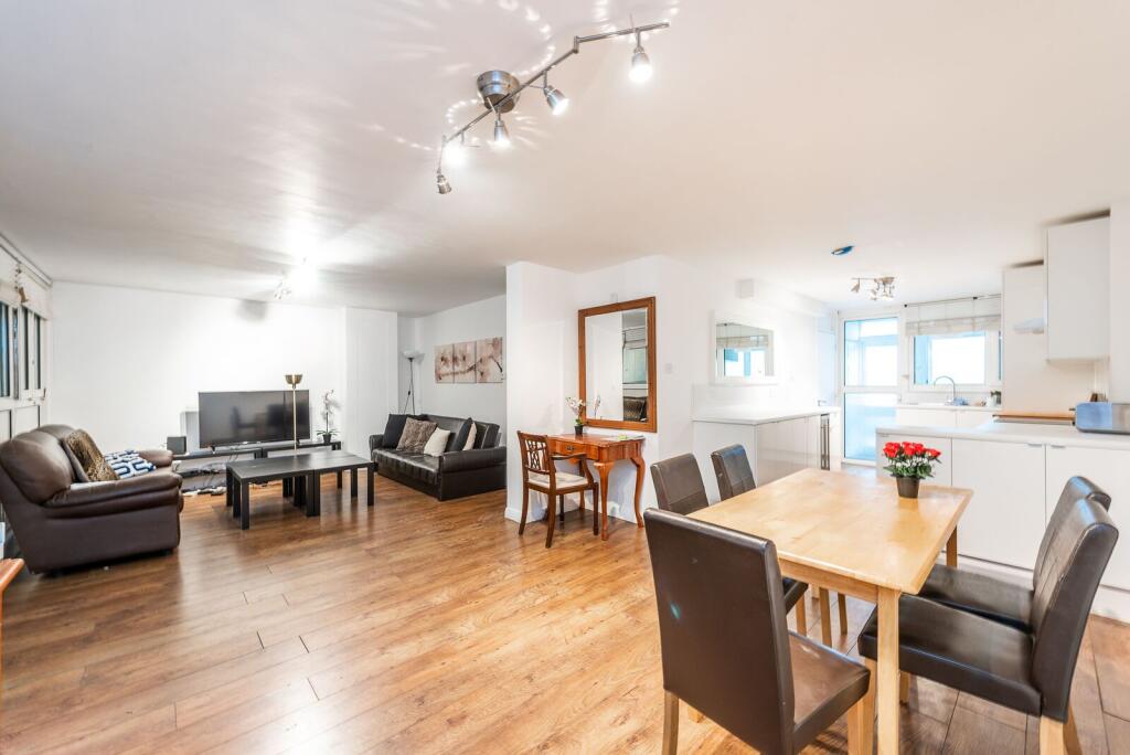 3 bed Annexe for rent in Chelsea. From Foxtons - Earls Court