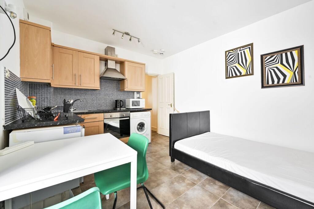 4 bed Studio for rent in Kensington. From Foxtons - Earls Court