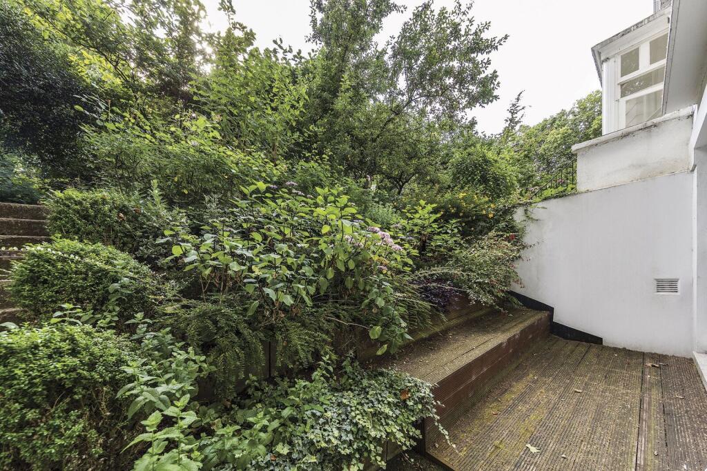 1 bed 1st Floor Flat for rent in Kensington. From Foxtons - Earls Court