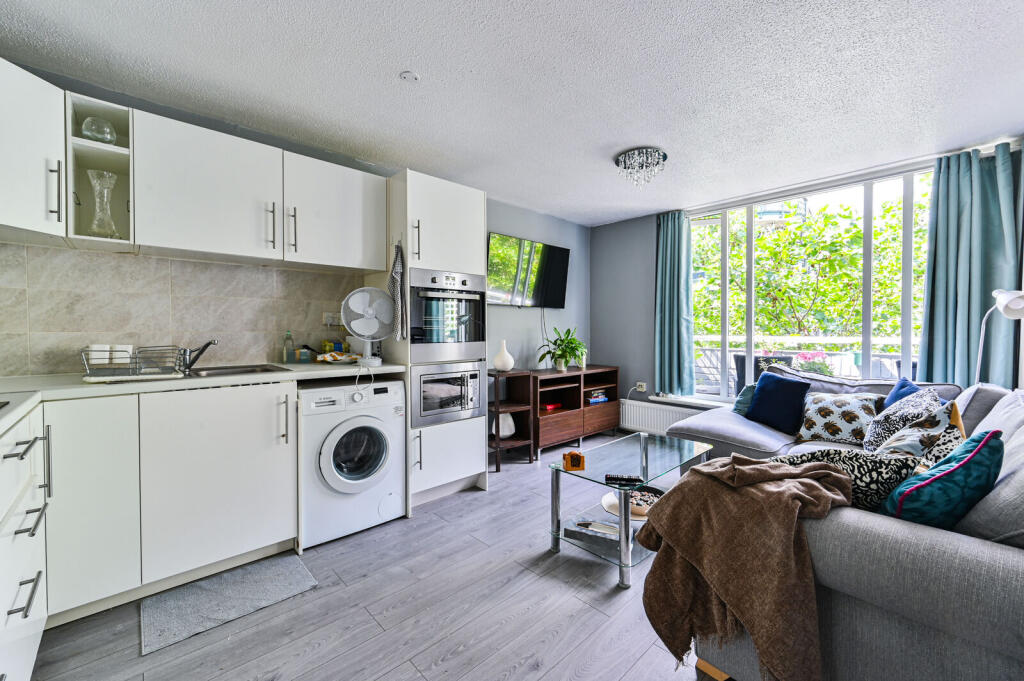 1 bed 1st Floor Flat for rent in London. From Foxtons - Earls Court