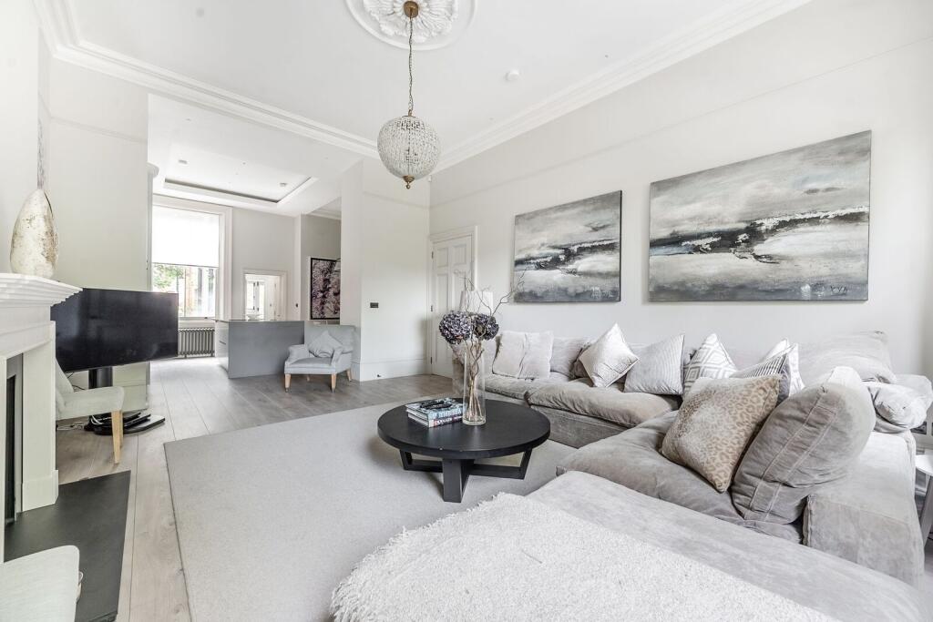 3 bed 1st Floor Flat for rent in London. From Foxtons - Earls Court