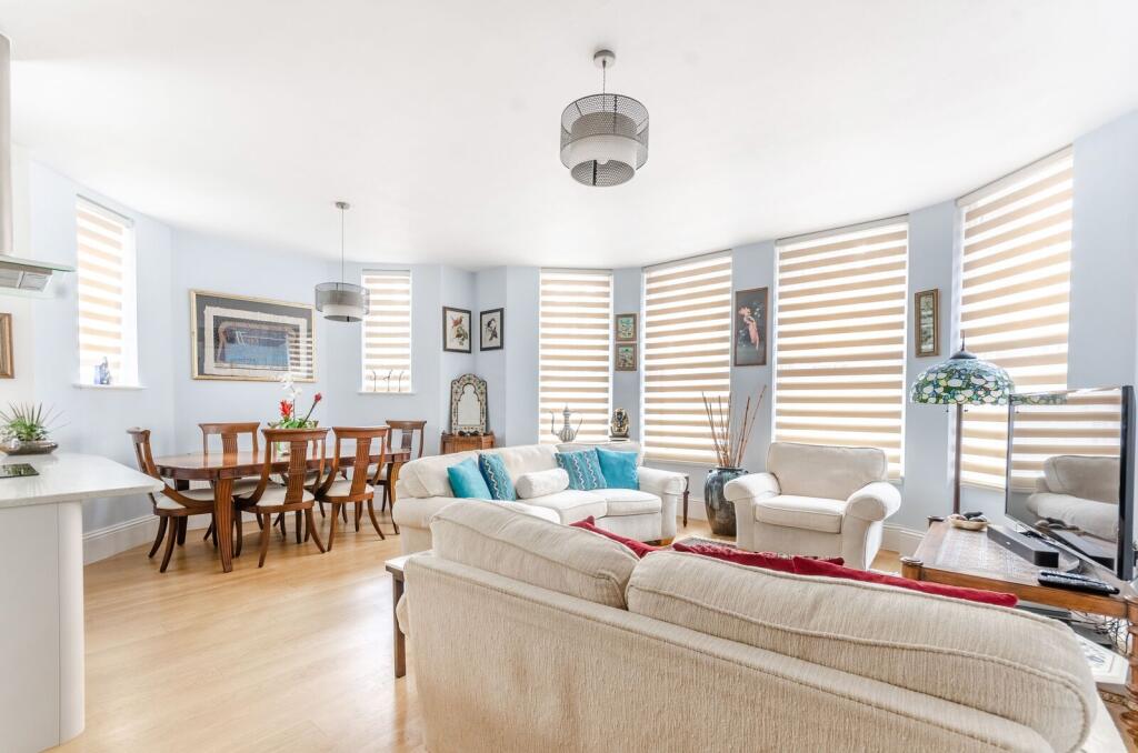 2 bed 1st Floor Flat for rent in Kensington. From Foxtons - Earls Court