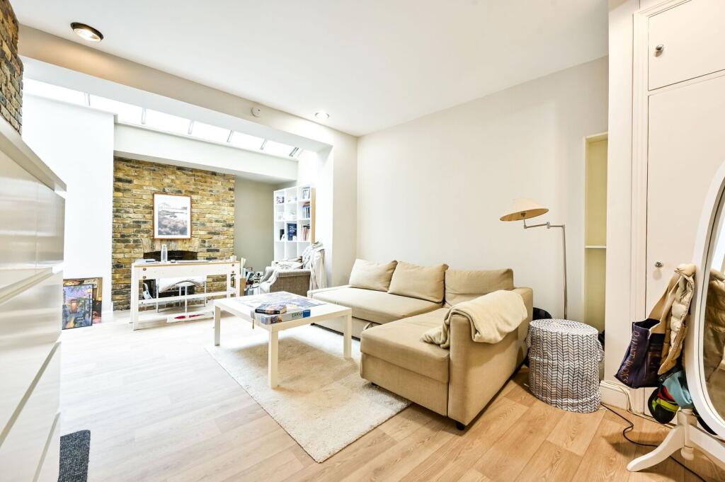 1 bed 1st Floor Flat for rent in London. From Foxtons - Earls Court
