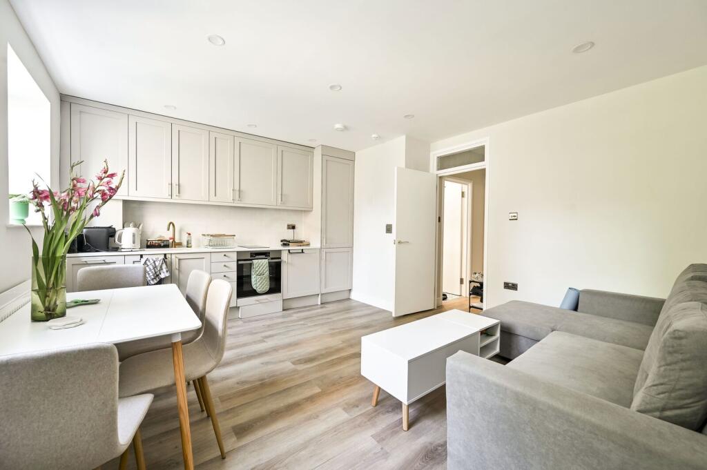 1 bed 1st Floor Flat for rent in London. From Foxtons - Earls Court