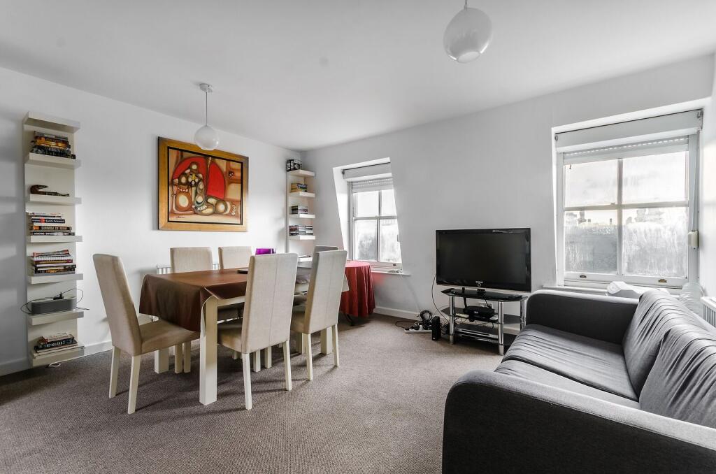 3 bed 1st Floor Flat for rent in London. From Foxtons - Earls Court