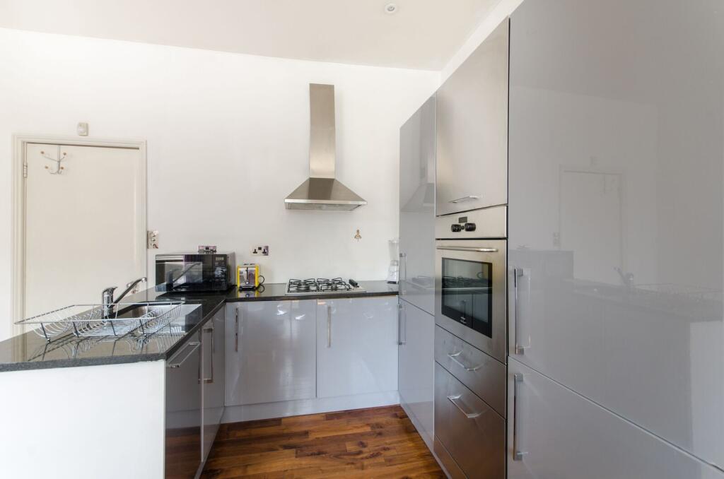 1 bed 1st Floor Flat for rent in London. From Foxtons - Earls Court