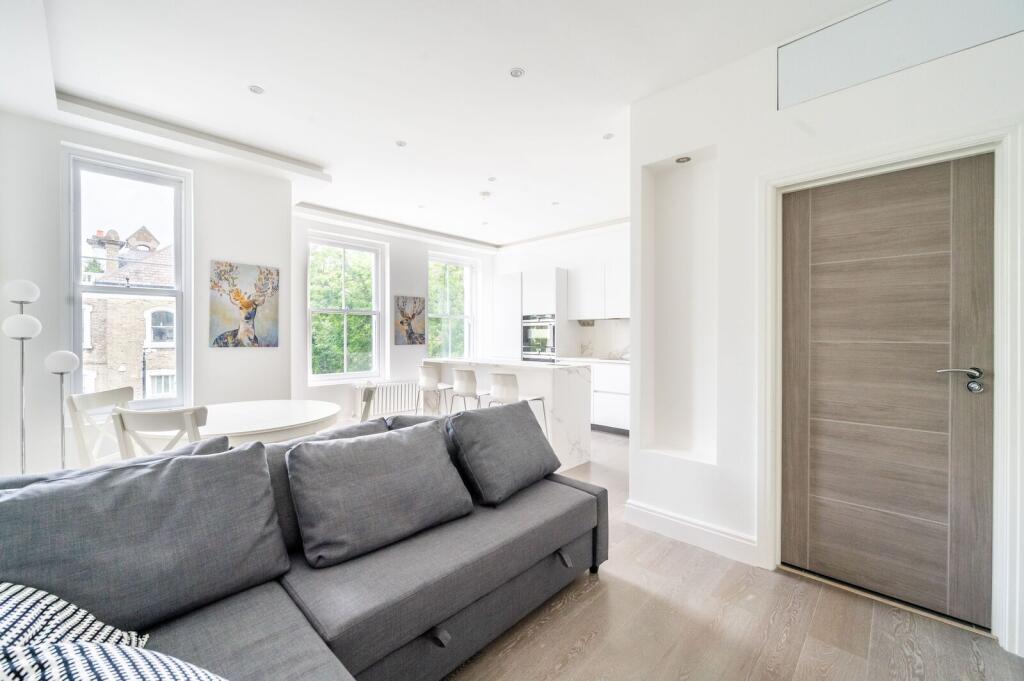 2 bed 1st Floor Flat for rent in Chelsea. From Foxtons - Earls Court
