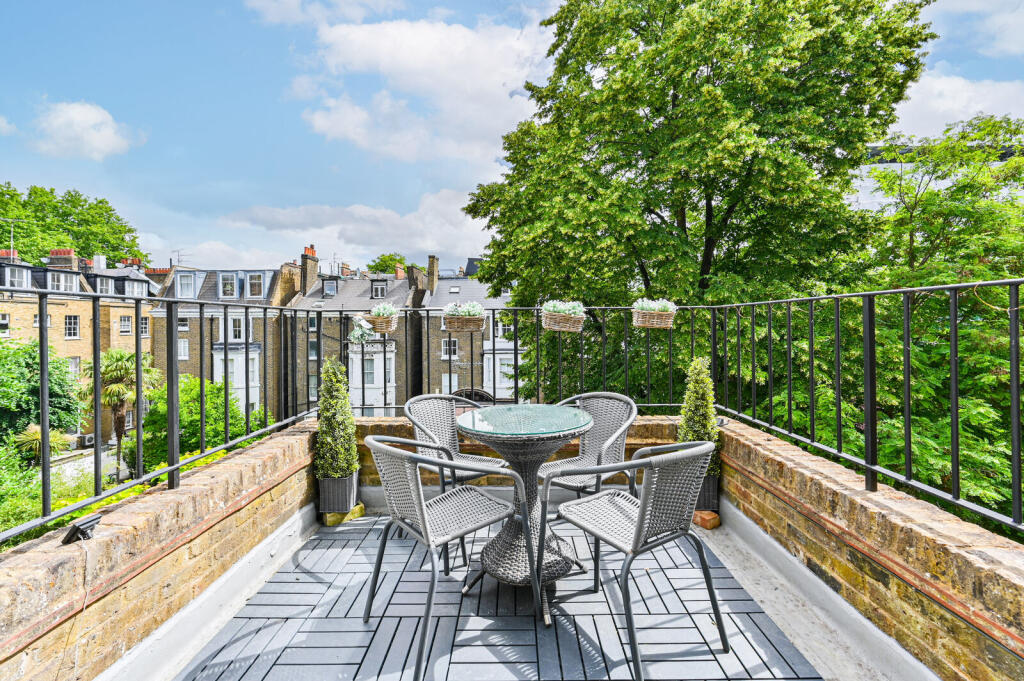 2 bed 1st Floor Flat for rent in Kensington. From Foxtons - Earls Court