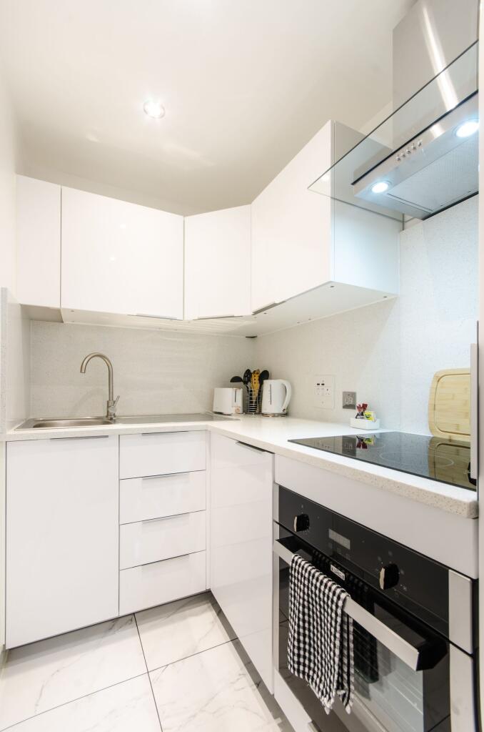 4 bed Studio for rent in London. From Foxtons - Earls Court