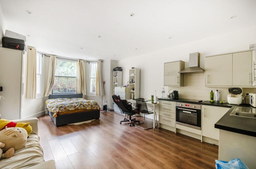 4 bed Studio for rent in London. From Foxtons - Earls Court