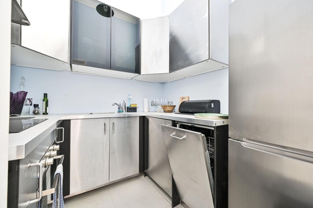 1 bed 1st Floor Flat for rent in London. From Foxtons - Earls Court