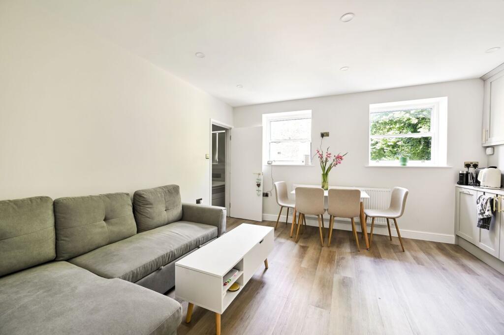 1 bed 1st Floor Flat for rent in London. From Foxtons - Earls Court