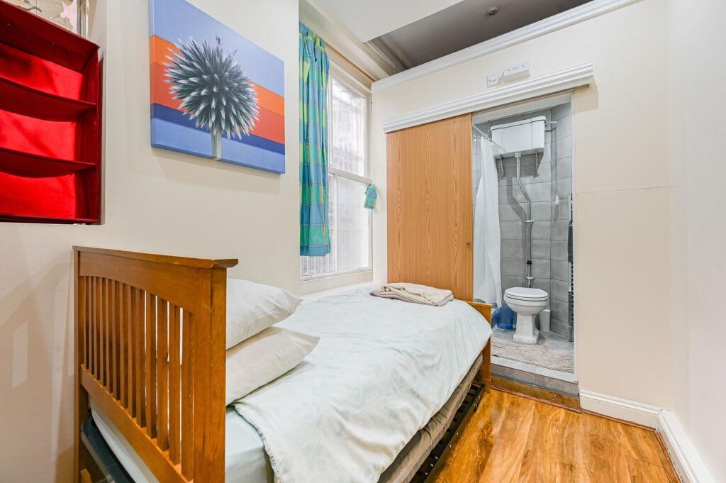 2 bed 1st Floor Flat for rent in Kensington. From Foxtons - Earls Court 2 bed 1st Floor Flat for rent in Kensington. From Foxtons - Earls Court