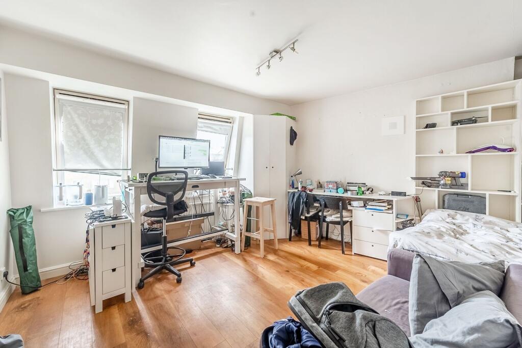 4 bed Studio for rent in London. From Foxtons - Earls Court