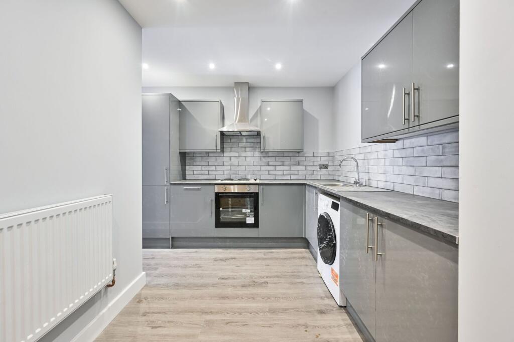 1 bed 1st Floor Flat for rent in Kensington. From Foxtons - Earls Court
