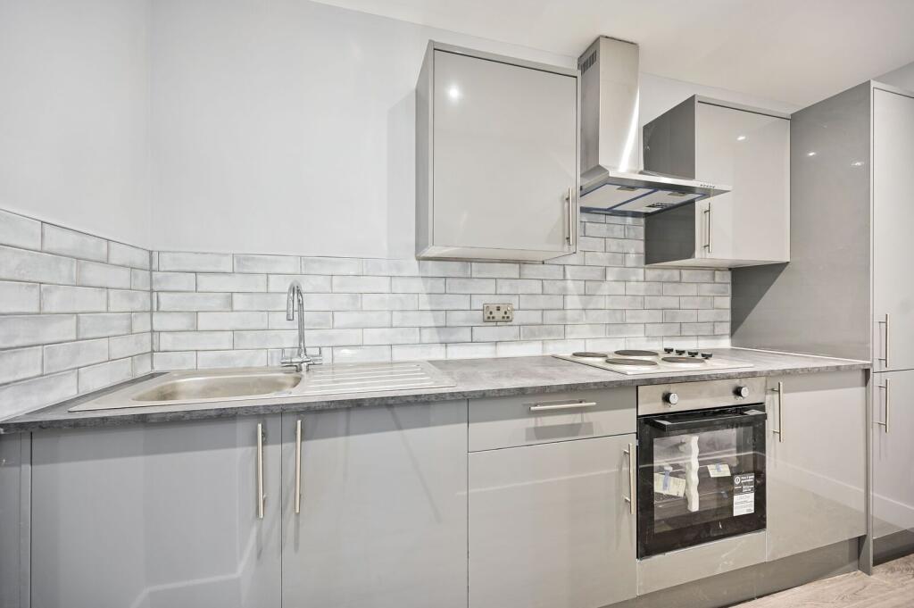1 bed 1st Floor Flat for rent in Kensington. From Foxtons - Earls Court