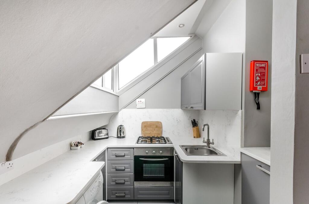 2 bed 1st Floor Flat for rent in London. From Foxtons - Earls Court