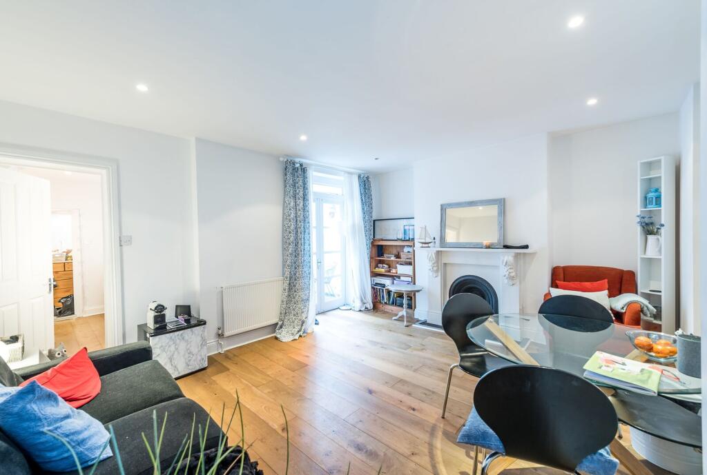 2 bed 1st Floor Flat for rent in London. From Foxtons - Earls Court