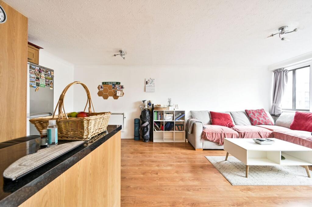 2 bed 1st Floor Flat for rent in Kensington. From Foxtons - Earls Court 2 bed 1st Floor Flat for rent in Kensington. From Foxtons - Earls Court