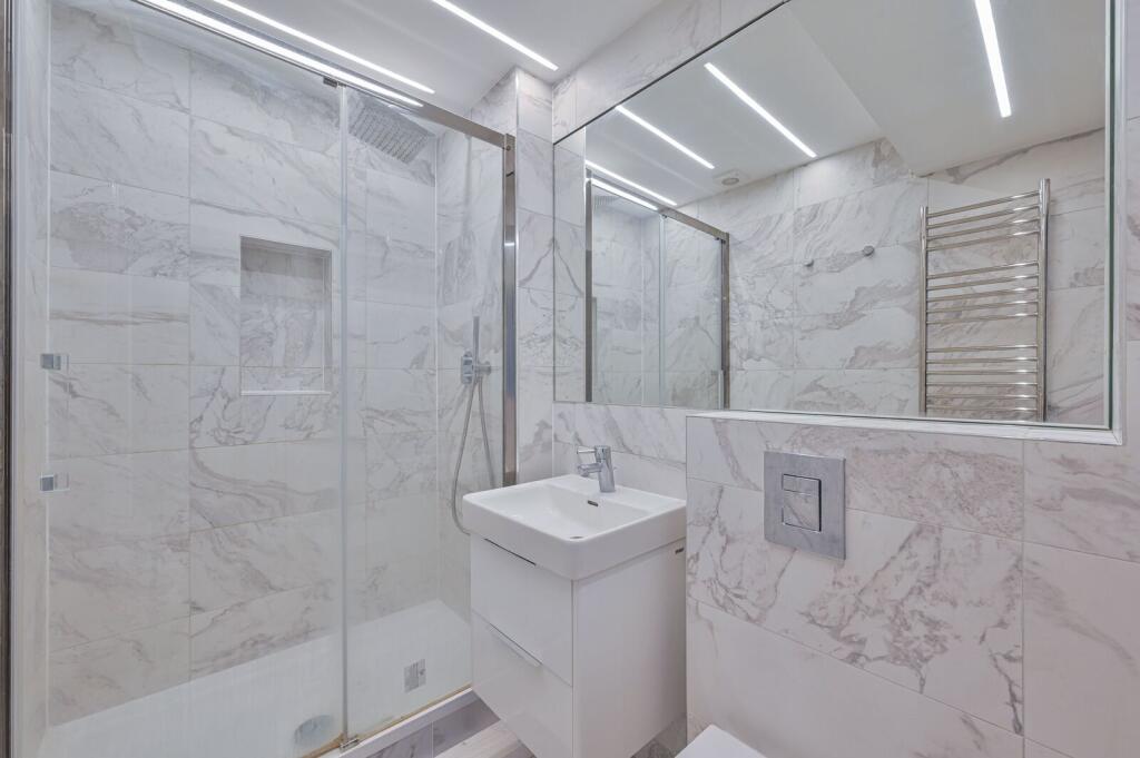 1 bed 1st Floor Flat for rent in London. From Foxtons - Earls Court