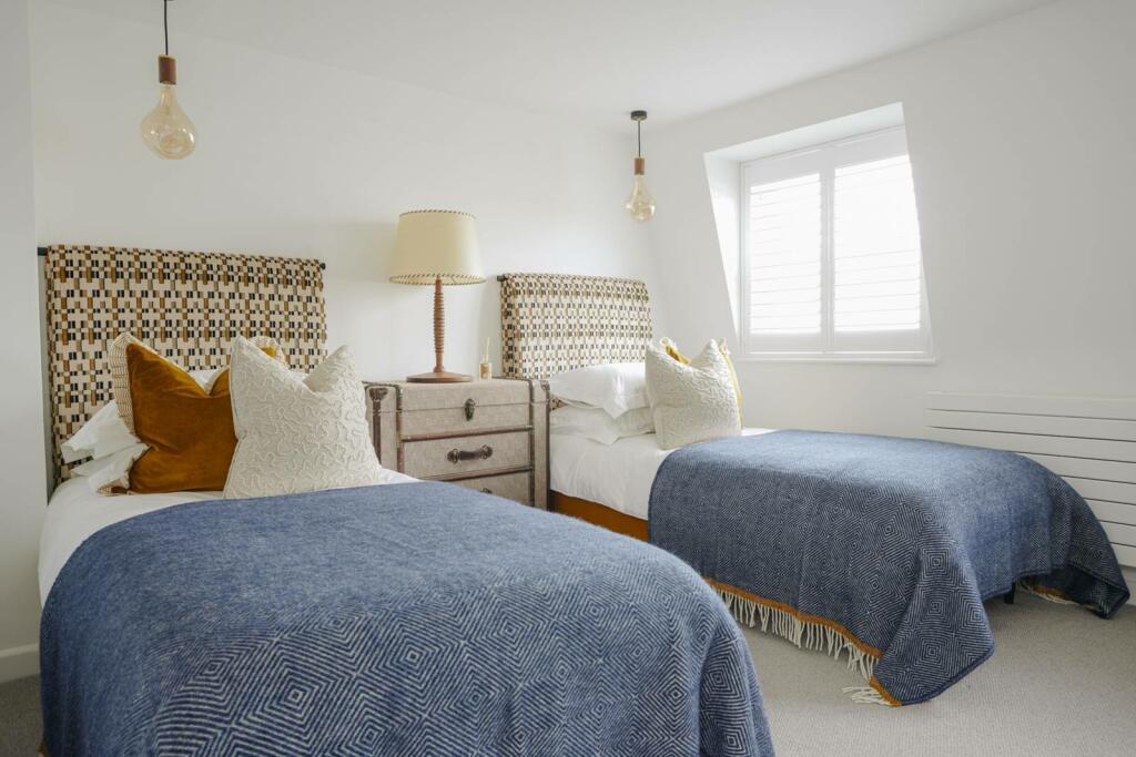 5 bed Annexe for rent in London. From Foxtons - Fulham Broadway