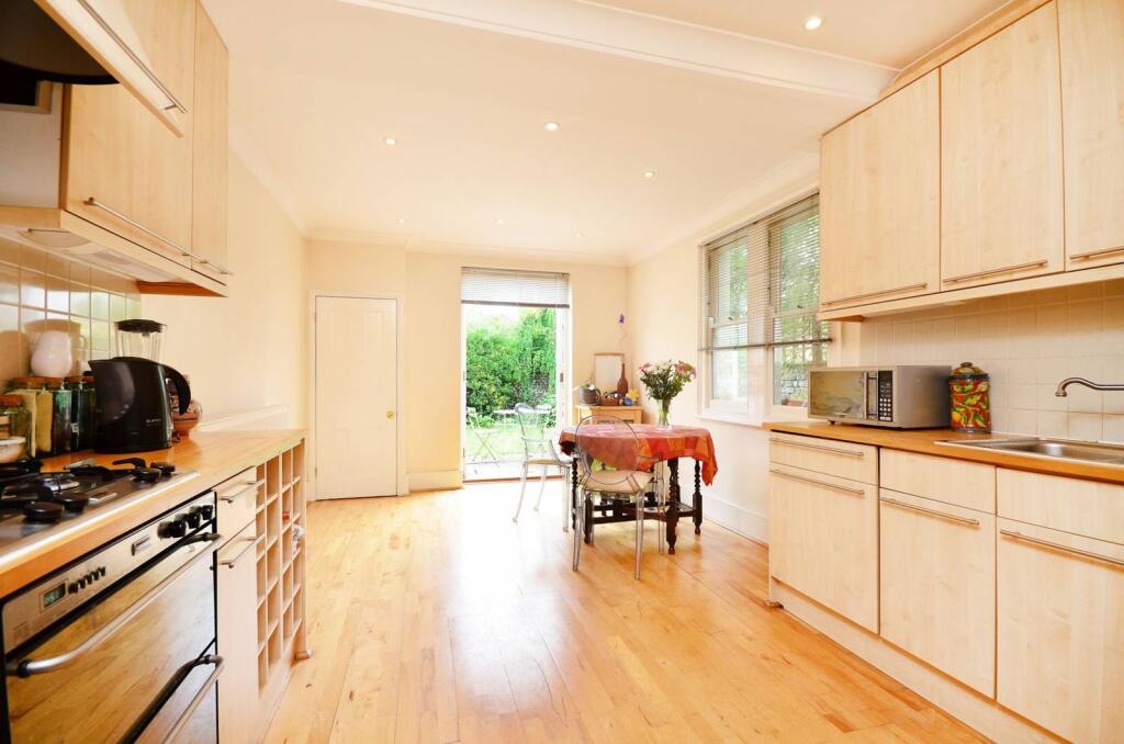 3 bed Detached for rent in London. From Foxtons - Fulham Broadway
