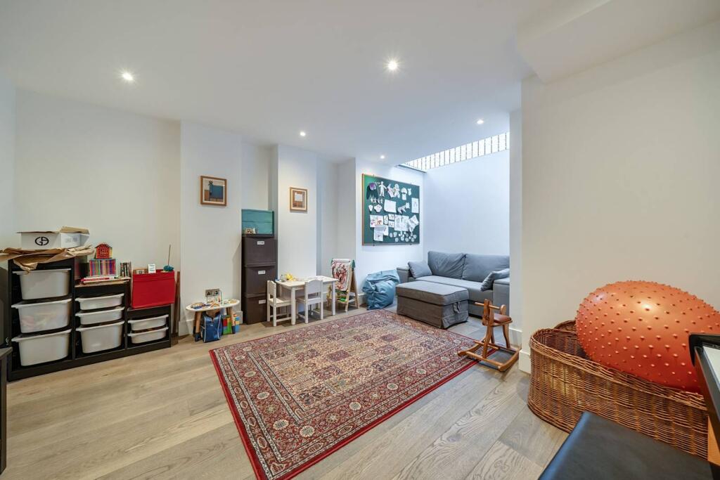 4 bed End of Terrace for rent in London. From Foxtons - Fulham Broadway