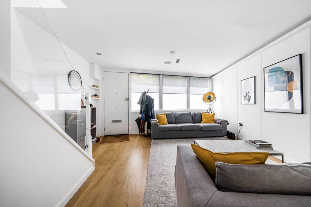 3 bed Mews for rent in London. From Foxtons - Fulham Broadway