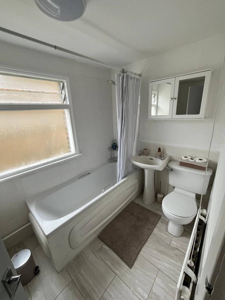 1 bed 1st Floor Flat for rent in London. From Foxtons - Fulham Broadway