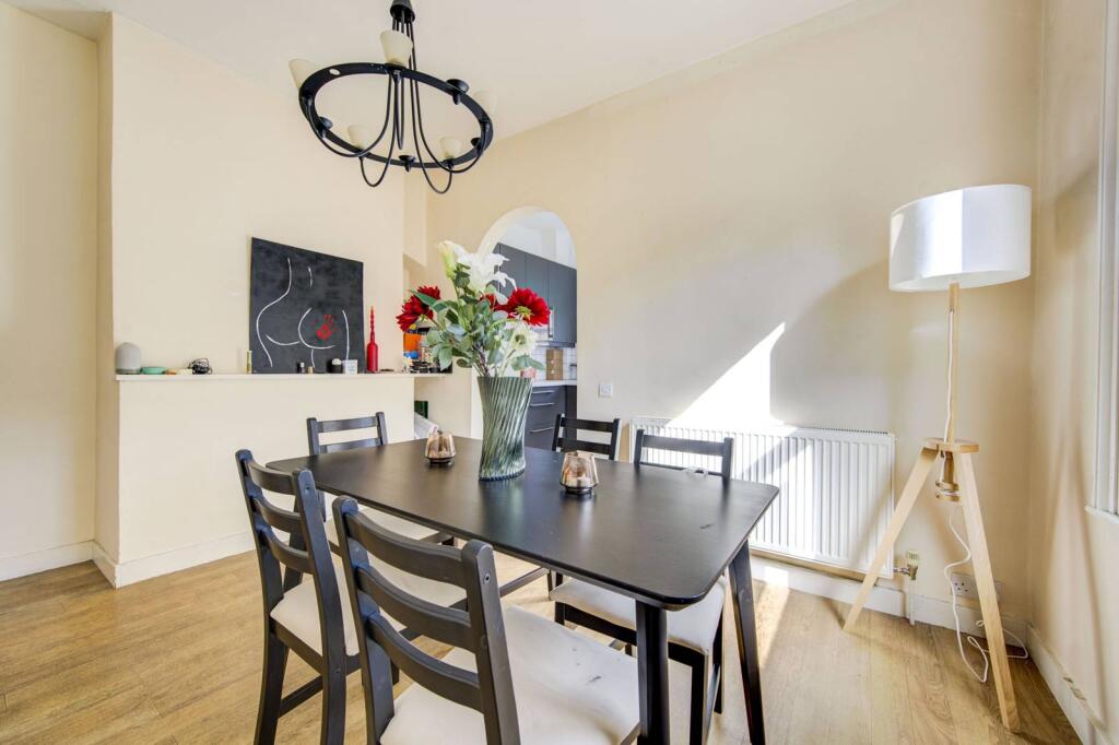 3 bed Annexe for rent in London. From Foxtons - Fulham Broadway