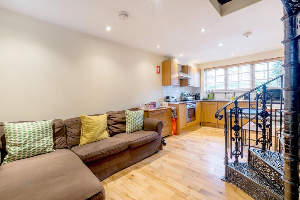 1 bed Mews for rent in London. From Foxtons - Fulham Broadway
