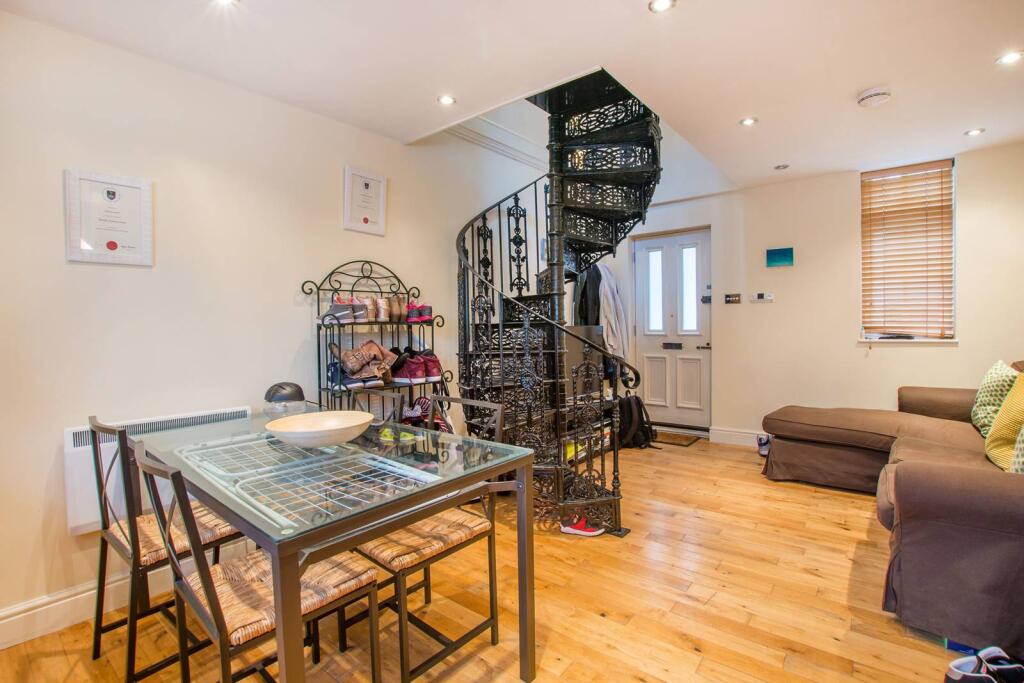 1 bed Mews for rent in London. From Foxtons - Fulham Broadway