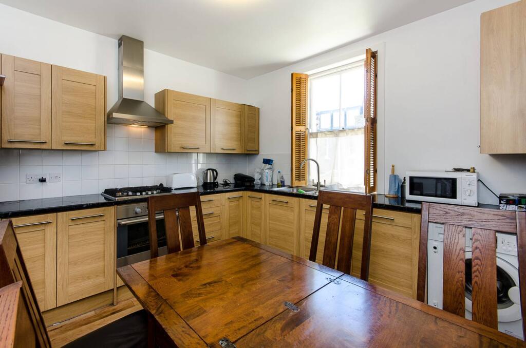 3 bed 1st Floor Flat for rent in London. From Foxtons - Fulham Broadway