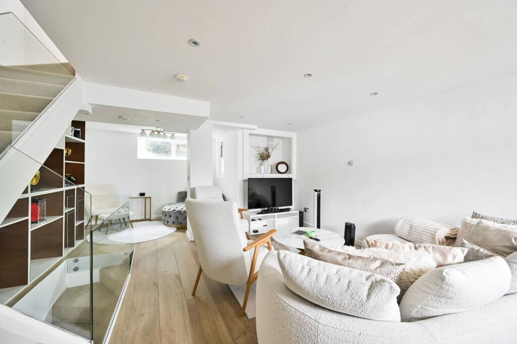 3 bed Mews for rent in Fulham. From Foxtons - Fulham Broadway