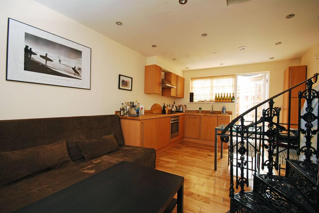 1 bed Mews for rent in London. From Foxtons - Fulham Broadway