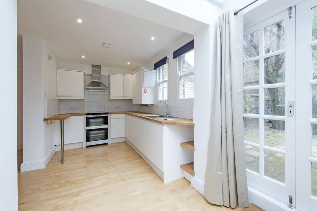 2 bed 1st Floor Flat for rent in London. From Foxtons - Fulham Broadway
