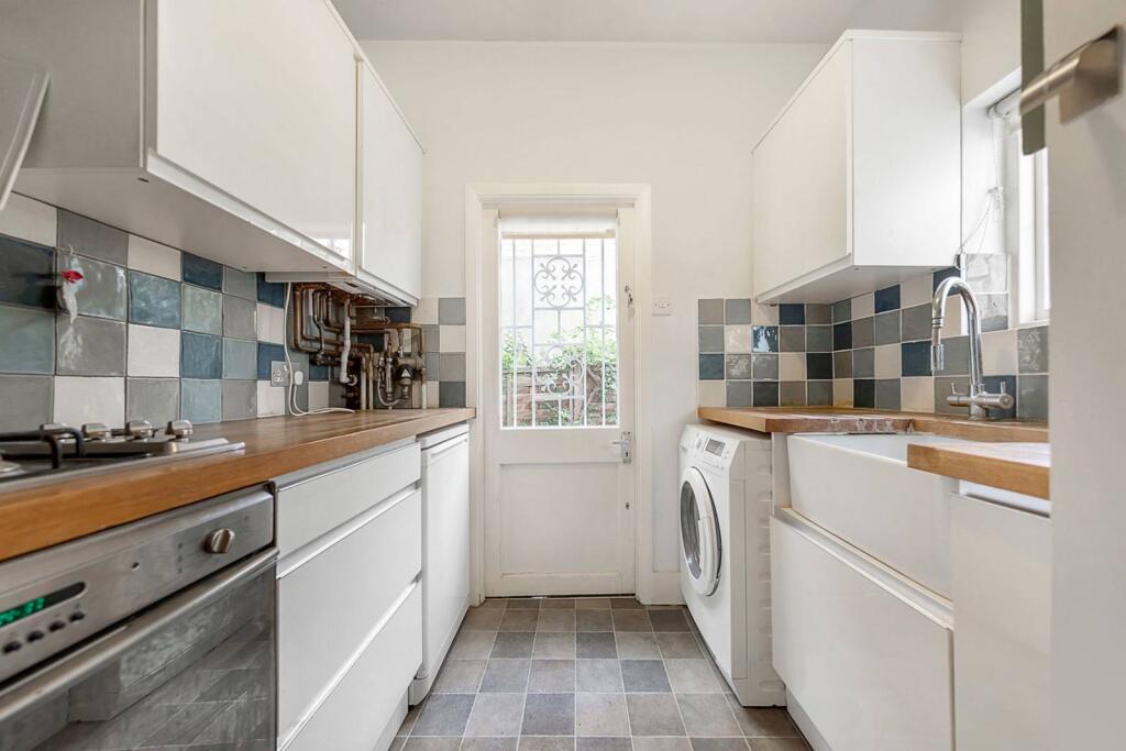 2 bed 1st Floor Flat for rent in London. From Foxtons - Fulham Broadway