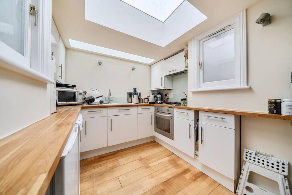 2 bed Mid Terraced House for rent in London. From Foxtons - Fulham Broadway 2 bed Mid Terraced House for rent in London. From Foxtons - Fulham Broadway
