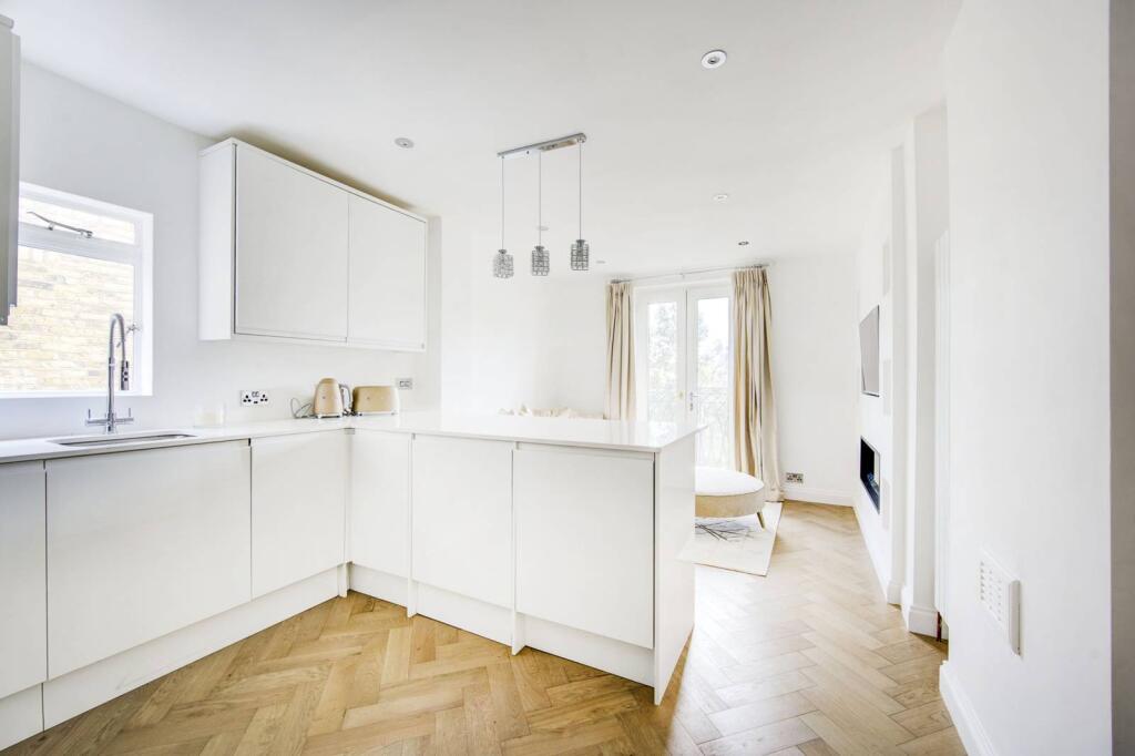 1 bed 1st Floor Flat for rent in London. From Foxtons - Fulham Broadway