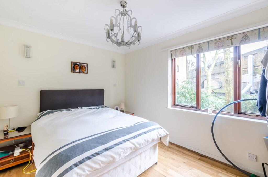 1 bed 1st Floor Flat for rent in London. From Foxtons - Fulham Broadway