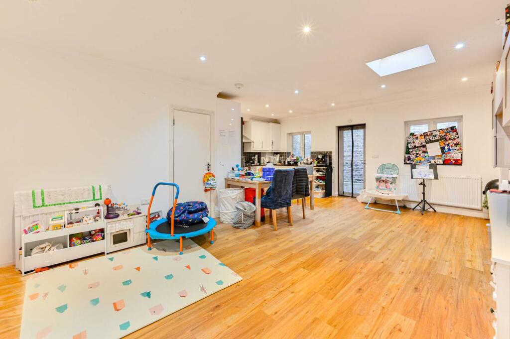 3 bed 1st Floor Flat for rent in London. From Foxtons - Fulham Broadway