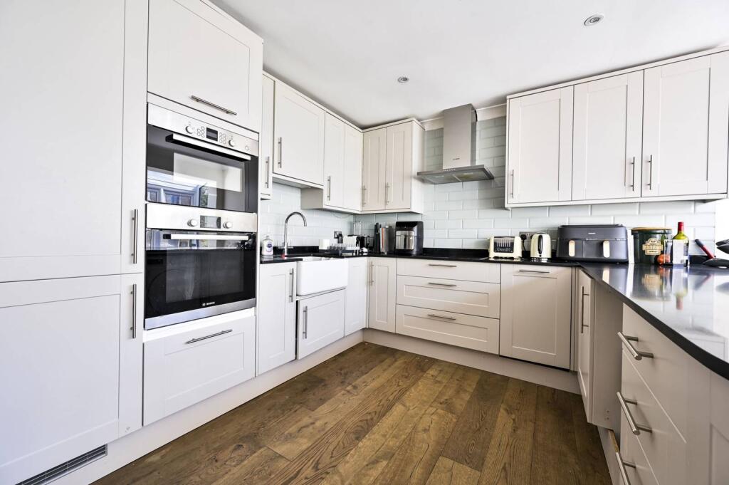 3 bed Annexe for rent in London. From Foxtons - Fulham Broadway