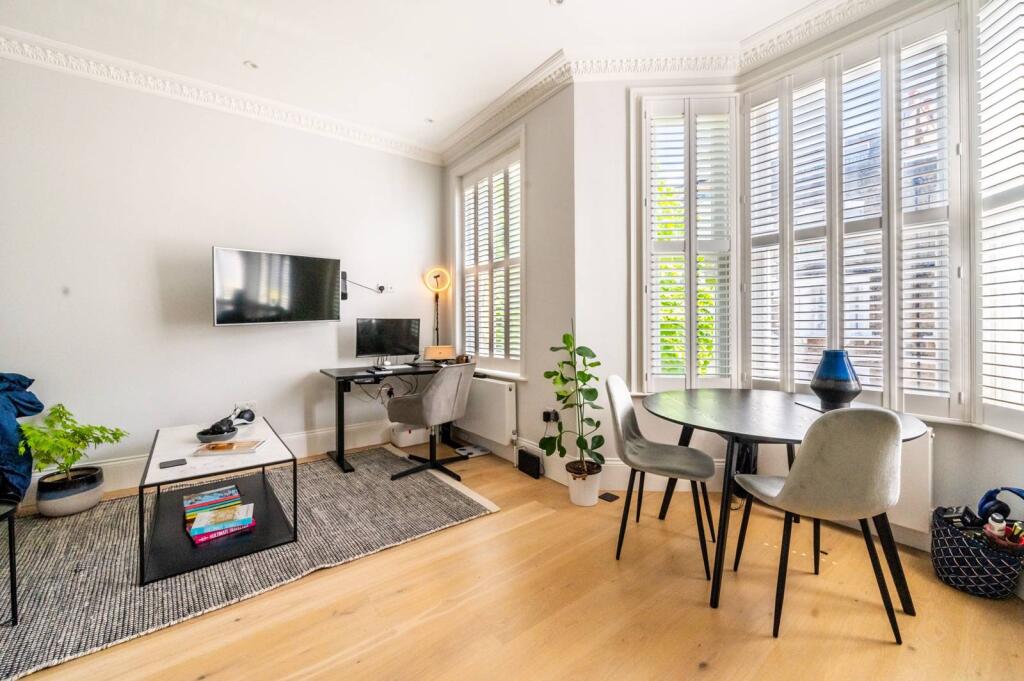 2 bed 1st Floor Flat for rent in Fulham. From Foxtons - Fulham Broadway