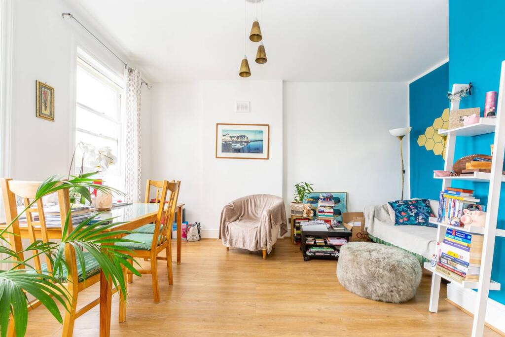 1 bed 1st Floor Flat for rent in Kensington. From Foxtons - Fulham Broadway